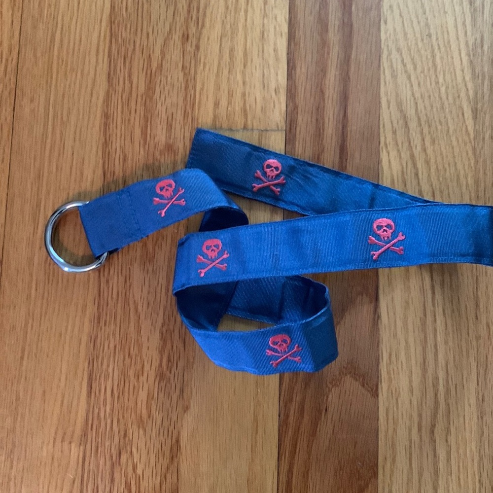 Boys Vineyard Vines D-ring skull embroidered belt. Youth size L.